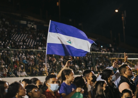 Nicaragua Flagge inmitten einer Menschenmenge
