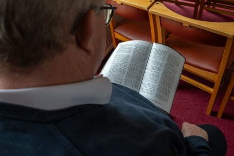 Mann liest die Bibel