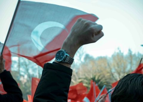Erhobene Faust mit türkischer Flagge bei einer Demo