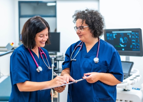 Zwei Pflegefachfrauen bei der Arbeit.