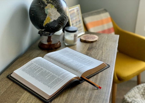 Bibel und Globus auf einem Tisch