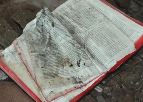 Einer der verbrannten Bibeln der Bibelgesellschaft in Madagaskar 