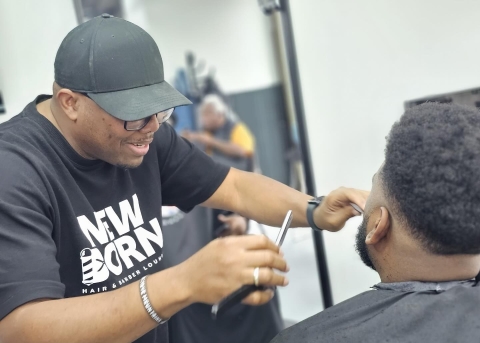 Derrel Claver Pinedo in seinem Barber-Shop
