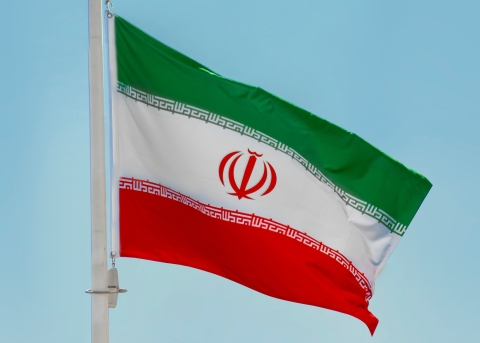 Iranische Flagge auf einem Mast
