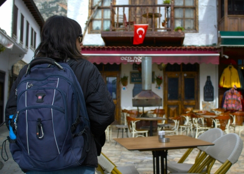 Ein Tourist in den leeren Gastrostrassen der Türkei