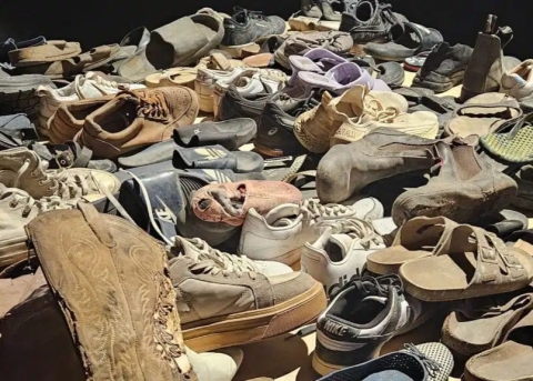 Zurückgelassene Schuhe der Nova-Festivals-Teilnehmer