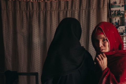 Trotz der Gefahr spricht Aisha mit anderen Frauen von Gott (Symbolbild)