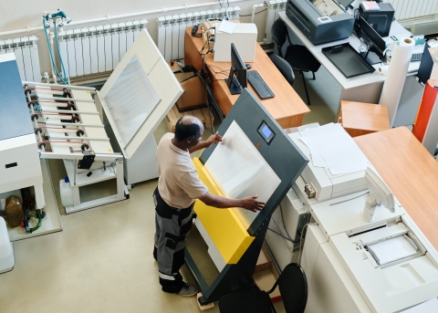 Ein Mann arbeitet in der Druckerei (Symbolbild)
