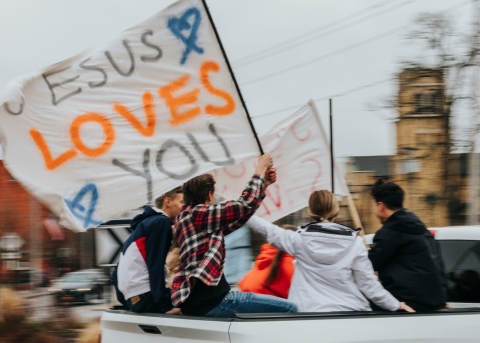 Junge Erwachsene gehen immer wieder auf die Strasse, um die wertschätzende Liebe Gottes zu verkünden