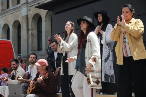 Eine Band aus Asuncion, Paraguay, am Jubiläumstag vor dem Grossmünster