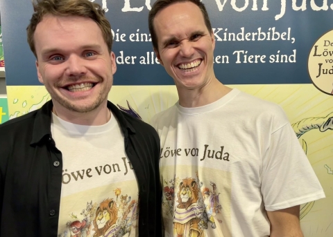 Buchpräsentation auf der Buchmesse Frankfurt. Haakon Lie, der Illustrator, und Thomas S. Hansen, der Gestalter und kaufmännische Leiter des norwegischen Fennec Forlag