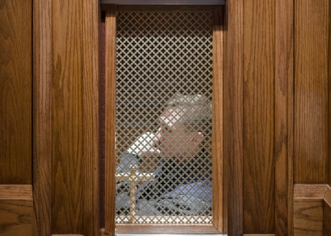 Priester hinter einem Beichtstuhl (Symbolbild)