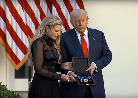 Donald Trump verleiht Charlie Kirk eine Freiheitsmedaille in Anwesenheit der Witwe Erika Kirk