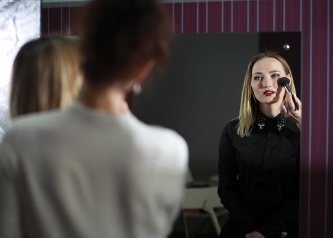 Jedes Model wird geschminkt, um alle fehlerhaften Kleinigkeiten auf der Haut zu verdecken (Symbolbild)