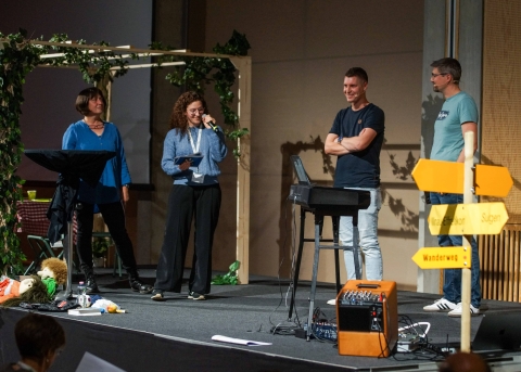 (v.l.n.r.) Sabine Jäggi und Dina Dütschler waren als Moderatorinnen und Tobias Bendig und Christian Zwicky als Referenten an der KIFO Konferenz