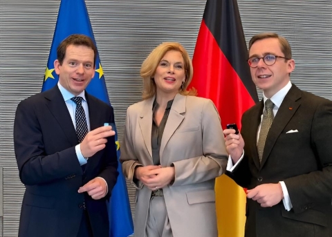 Bundestagspräsidentin Julia Klöckner und die CDU-Abgeordneten Philipp Amthor (rechts) und Martin Plum singen «Grosser Gott, wir loben dich» auf Instagram