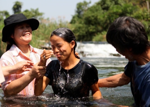 Die Shan setzen durch die Taufe ein Zeichen für den Neuanfang mit Jesus
