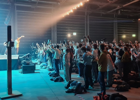 Die Schuhe in der Luft zeigten die Entschlossenheit, für Jesus alles zu wagen und auch ungewöhnliche Schritte zu tun