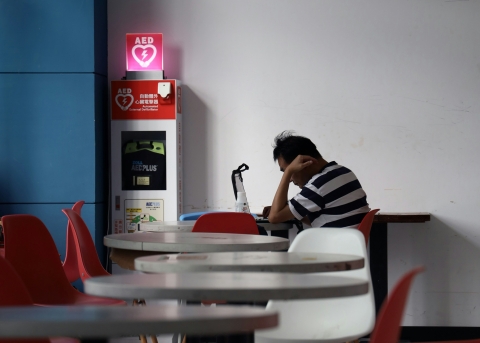 Es gibt praktische Schritte, die dabei helfen, Einsamkeit zu überwinden