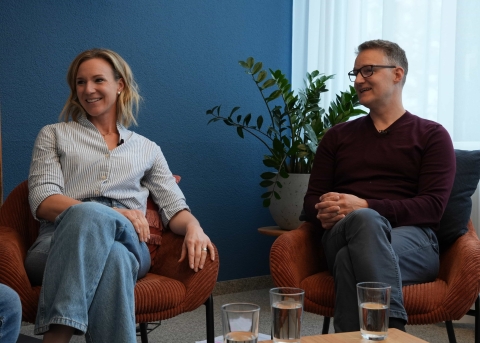 Silke Sieber (links) und Andi-Bachmann Roth (rechts) im Livenet-Talk