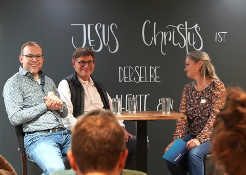 Florian Wüthrich (links), Wilf Gasser (Mitte) und Moderatorin Katia Aeby 