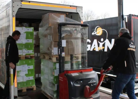 Peter Kircher begutachtet, wie Klaus Dewald die letzten Paletten verlädt