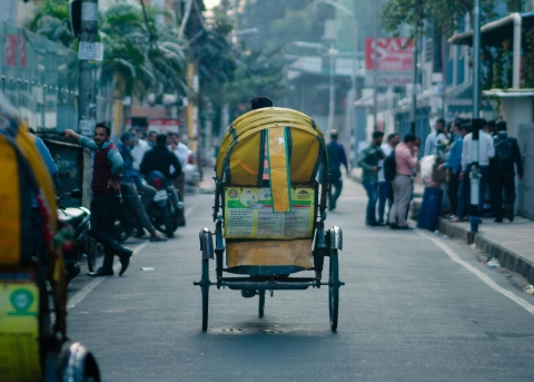In Delhi begegnen Menschen Jesus bei einer Rikschafahrt