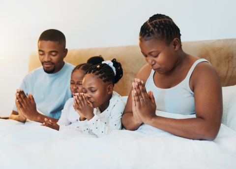 Durch die Herzenssprache des Gebets kann man als Familie Gottes Stimme hören (Symbolbild)