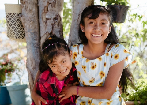Die 12-Jährige Alicia mit ihrer kleinen Schwester