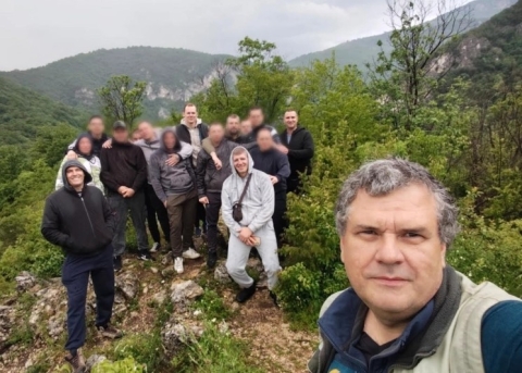 Pfarrer Beredi (im Vordergrund) mit Mitarbeitern und Klienten des Rainbow Rehabilitation Center bei einem Ausflug ins Freie