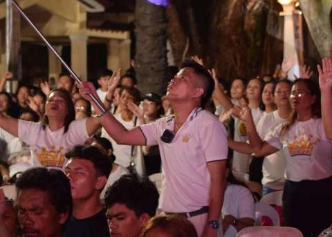 Tausende preisen Gott an der «Jesus Reigns»-Feier.