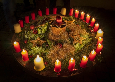Adventskranz, im Originaldesign von Johann Hinrich Wichern, mit 24 Kerzen, eine für jeden Tag, wobei die weissen Kerzen die Sonntage kennzeichnen 