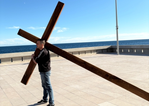 Stephan Maag mit dem Holzkreuz in Monaco