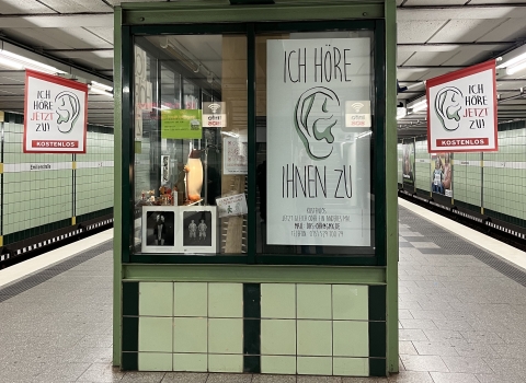 Der Zuhörkiosk «Das Ohr» in der U-Bahn von Hamburg ist für jeden offen