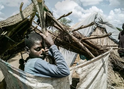 Ein Kind in einem Flüchtlingslager im Bezirk Metuge