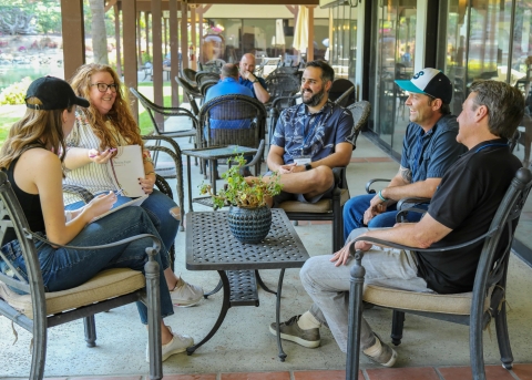 Ein neuer Treffpunkt, etwa in einem Café, kann ein guter Impuls für Neues sein.