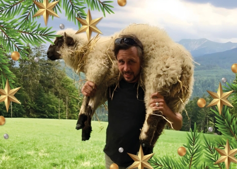 Stephan Maag mit dem Schaf Pünktchen auf den Schultern