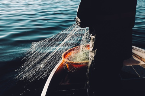 Person mit Fischernetz