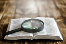 Bibel mit Lupe